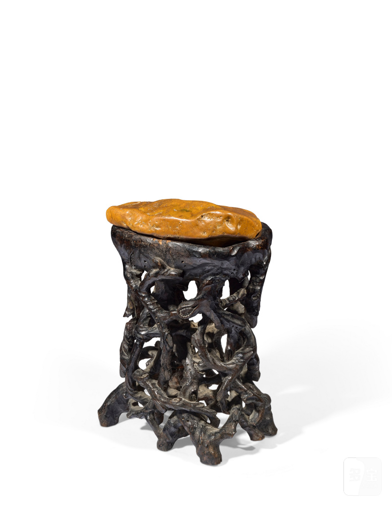 ROCHER EN PIERRE DE CIRE JAUNE ET SON SOCLE EN BOIS NOUEUX  CHINE, DYNASTIE QING (1644-1911) - 图2